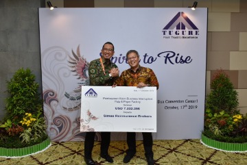 Tugure Serahkan Klaim Asuransi kepada Mitra Usaha